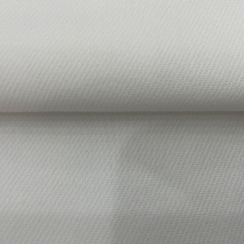 La mezclilla falsa para pantalones chinos crea un estilo híbrido